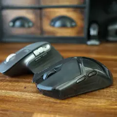 Dos ratones, periféricos de entrada esenciales, descansan sobre una mesa de madera.