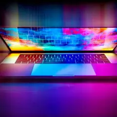 Un portátil con pantalla y teclado iluminados con colores vibrantes. Ideal para saber cómo saber el modelo de mi portátil y explorar su interior.
