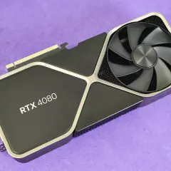 Tarjeta gráfica RTX 4080 con un ventilador grande, junto a un modelo de Lego de Star Wars.
