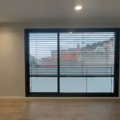 Mando a distancia para controlar persianas domotizadas. Ajusta la luz y la privacidad de tu hogar con un solo clic.