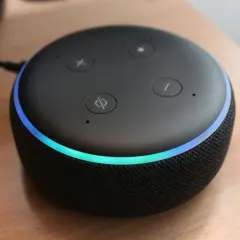 Altavoz inteligente con luz azul y verde. Descubre todo lo que se puede hacer con Alexa: música, noticias, control del hogar y más.