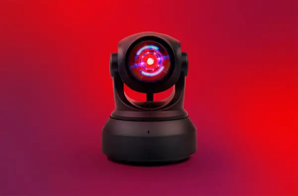 Cámara de seguridad Wesco Anixter con lente rojo brillante, lista para vigilar.